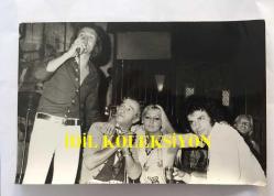 DANSÖZ ve OYUNCU ÖZCAN TEKGÜL'ÜN ORİJİNAL 3'LÜ FOTOĞRAF SETİ - 18 x 12 cm EBADINDA - ÖZCAN TEKGÜL, YILDIRAY TOKSÖZ'ÜN ŞARKI SÖYLEDİĞİ MEKANDA İSMET AY'LA BİRLİKTE EĞLENİRKEN ÇEKİLMİŞ 3 ÖZEL KARE, (ÖZEL ARŞİV)