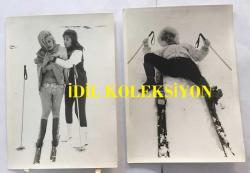 DANSÖZ ve OYUNCU ÖZCAN TEKGÜL'ÜN ORİJİNAL 2'Lİ FOTOĞRAF SETİ - 18 x 12 cm EBADINDA - ÖZCAN TEKGÜL KARDA KAYAK YAPARKEN ÇEKİLMİŞ 2 FARKLI KARE