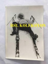 DANSÖZ ve OYUNCU ÖZCAN TEKGÜL'ÜN ORİJİNAL 2'Lİ FOTOĞRAF SETİ - 18 x 12 cm EBADINDA - ÖZCAN TEKGÜL KARDA KAYAK YAPARKEN ÇEKİLMİŞ 2 FARKLI KARE