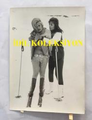 DANSÖZ ve OYUNCU ÖZCAN TEKGÜL'ÜN ORİJİNAL 2'Lİ FOTOĞRAF SETİ - 18 x 12 cm EBADINDA - ÖZCAN TEKGÜL KARDA KAYAK YAPARKEN ÇEKİLMİŞ 2 FARKLI KARE