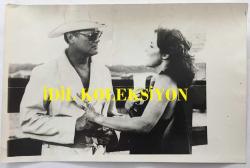 DALLAS DİZİSİNDEN ÇEKİLMİŞ ORİJİNAL BİR FOTOĞRAF - 18 x 12 cm EBADINDA - LARRY HAGMAN (JR) ve SUE ELLEN EWING (LINDA GRAY) AYNI KAREDE