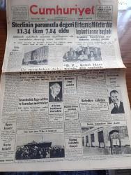 Cumhuriyet Gazetesi - 21 Eylül 1949 - sterlin düşünce Cumhuriyet Başmakale - sterlinin paramızla değeri 11, 34 iken 7,84 oldu - Üç memleket daha paralarını düşürdü - Birleşmiş Milletler Dün toplantılarına başladı - Demokrat Parti genel idare kurulu dün İstanbul'da yaptığı toplantı esnasında fotoğraf - balkanlarda Sovyet oyunu - Moskova tito'ya karşı bulgarlarla arnavutları kışkırtıyor - İstanbul'da lağvedilen ve kurulan mektepler - Alman kabinesi kuruldu - seçim cetvelleri asıldı fotoğraf - Ordu vapuru yalnız 76 hacı ile hareket etti - Beyoğlu istiklal'de Ar sineması önünde cinayet - ya Zafer ya ölüm filmi Alemdar ve milli sinemada -  Tana Casuslar perisi filmi şark sinemasında - Turgut Reis yazan Halikarnas Balıkçısı - Hindistan'da Gandhi Günü - İzmir fuarı kapandı - Pompei'nin son günleri mi yazan Burhan Felek - yeni vergi kanunları yazan Aziz Tahsin Balkanlı Yazı Dizisi - Aspro ağrı kesici - Üsküdar Kız koleji -Zehra bilir Mustafa Çağlar İsmail Dümbüllü Yenikapı M. Çakır Gazinosunda