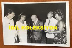 VEHBİ KOÇ'UN ORİJİNAL FOTOĞRAFI - 18 x 12 cm EBADINDA - VEHBİ KOÇ NİŞANLANAN BİR ÇİFTİN NİŞAN YÜZÜKLERİNİ TAKARKEN ÇEKİLMİŞ BİR KARE