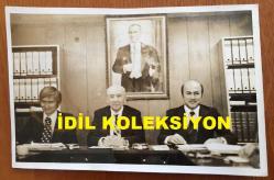 VEHBİ KOÇ'UN ORİJİNAL FOTOĞRAFI - 18 x 12 cm EBADINDA - VEHBİ KOÇ BİR TOPLANTIDA ATATÜRK PORTRESİ ÖNÜNDE POZ VERİRKEN ÇEKİLMİŞ BİR KARE