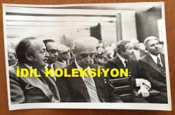 Efemera - VEHBİ KOÇ'UN ORİJİNAL FOTOĞRAFI - 18 x 12 cm EBADINDA - VEHBİ KOÇ ve HULKİ ALİSBAH, KOÇ YATIRIM SANAYİİ ŞİRKETİ TOPLANTISINDA AYNI KAREDEYKEN ÇEKİLMİŞ BİR KARE, 3 NİSAN 1978 - kitantik - kitaLog