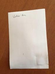 VEHBİ KOÇ'UN ORİJİNAL FOTOĞRAFI - 18 x 12 cm EBADINDA - VEHBİ KOÇ BİR DAVETİYEDE KONUKLARDAN BİRİYLE KARŞILIKLI İÇKİ İÇERKEN ÇEKİLMİŞ BİR KARE