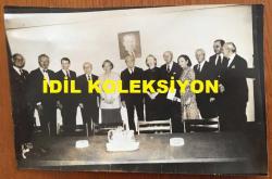 Efemera - VEHBİ KOÇ'UN ORİJİNAL FOTOĞRAFI - 18 x 12 cm EBADINDA - VEHBİ KOÇ 31 NİSAN 1984 TARİHİNDE KOÇ HOLDİNG BAŞKANLIĞI'NI OĞLU RAHMİ KOÇ'A DEVREDERKEN YÖNETİM KURULUYLA TOPLUCA POZ VERİRKEN ÇEKİLMİŞ BİR KARE - kitantik - kitaLog