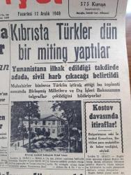 Cumhuriyet Gazetesi - 12 Aralık 1949 - bir buçuk yıldır beklediğimiz bir tasarı yazan Abidin Daver Başmakale - Rus idarecileri arasında ihtilaf şiddetleniyor - Kıbrıs'ta Türkler dün bir miting yaptılar - Kıbrıs'ın merkezi lefkoşede Evkaf Binası Fotoğraf - dünyayı daima iyi gören Soroptimist kadınlar cemiyeti fotoğraf - İsveç takımı dün geceki güreşleri 6 2 kazandı - Üsküdar ile İstanbul arasında köprü - Amerikanın  sesi Türkçe yayın yapacak - Yahudiler kudüs'ü bırakmıyorlar - Moskova'da 3 yıl yazan Bedell Smith yazı dizisi - Marshall yardımının yeni şartları - çam sakızı filmi İpek sinemasında - Ölüme Doğru yazan Agatha Christie Yazı Dizisi - acı bir hakikat yazan Burhan Felek - Turgut Reis yazan Halikarnas Balıkçısı Yazı Dizisi - Fenerbahçe Ankara'da gençlerbirliği'ne karşı 5 1 Galip Geldi - atlet Cezmi Orun hatırası anılacak - Beşiktaş istanbulspor'u 3 0 yendi - Mualla Gökçay Semiha Coşar Şevki Şakrak ve İsmail dümbüllü Kadıköy Süreyya sinemasında - bugünkü radyo programı - bulmaca