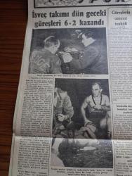 Cumhuriyet Gazetesi - 12 Aralık 1949 - bir buçuk yıldır beklediğimiz bir tasarı yazan Abidin Daver Başmakale - Rus idarecileri arasında ihtilaf şiddetleniyor - Kıbrıs'ta Türkler dün bir miting yaptılar - Kıbrıs'ın merkezi lefkoşede Evkaf Binası Fotoğraf - dünyayı daima iyi gören Soroptimist kadınlar cemiyeti fotoğraf - İsveç takımı dün geceki güreşleri 6 2 kazandı - Üsküdar ile İstanbul arasında köprü - Amerikanın  sesi Türkçe yayın yapacak - Yahudiler kudüs'ü bırakmıyorlar - Moskova'da 3 yıl yazan Bedell Smith yazı dizisi - Marshall yardımının yeni şartları - çam sakızı filmi İpek sinemasında - Ölüme Doğru yazan Agatha Christie Yazı Dizisi - acı bir hakikat yazan Burhan Felek - Turgut Reis yazan Halikarnas Balıkçısı Yazı Dizisi - Fenerbahçe Ankara'da gençlerbirliği'ne karşı 5 1 Galip Geldi - atlet Cezmi Orun hatırası anılacak - Beşiktaş istanbulspor'u 3 0 yendi - Mualla Gökçay Semiha Coşar Şevki Şakrak ve İsmail dümbüllü Kadıköy Süreyya sinemasında - bugünkü radyo programı - bulmaca