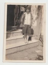 1947 YILI ARKASI OSMANLICA NOTLU MERDİVENDE DURAN  KIZ ÇOCUK GÖRSELLİ SİYAH BEYAZ FOTOĞRAF