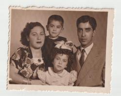 1953 YILI FOTO VENÜS SAMSUN DAMGALI MUTLU AİLE KIZ ERKEK ÇOCUK ANNE BABA GÖRSELLİ SİYAH BEYAZ FOTOĞRAF