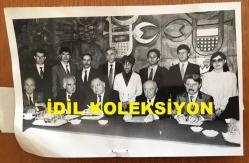 Efemera - VEHBİ KOÇ'UN ORİJİNAL FOTOĞRAFI - 18 x 12 cm EBADINDA - VEHBİ KOÇ, TÜRKİYE EĞİTİM VAKFI'NIN 20. YILDÖNÜMÜ NEDENİYLE DÜZENLENEN BASIN TOPLANTISINDA, 1987 - kitantik - kitaLog
