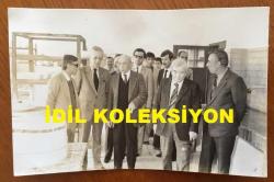 Efemera - VEHBİ KOÇ'UN ORİJİNAL FOTOĞRAFI - 14 x 9 cm EBADINDA - VEHBİ KOÇ'UN KÜTAHYA GEZİSİ SIRASINDA ÇEKİLMİŞ BİR KARE, 24 TEMMUZ 1983 - kitantik - kitaLog