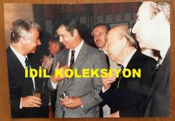 VEHBİ KOÇ'UN ORİJİNAL FOTOĞRAFI - 18 x 13 cm EBADINDA - VEHBİ KOÇ BİR DAVETİYEDE KONUKLARLA BİRLİKTE SOHBET EDERKEN ÇEKİLMİŞ NET KALİTEDE BİR FOTOĞRAF