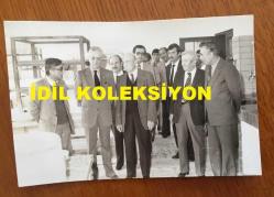 VEHBİ KOÇ'UN ORİJİNAL FOTOĞRAFI - 14 x 9 cm EBADINDA - VEHBİ KOÇ'UN KÜTAHYA GEZİSİ SIRASINDA ÇEKİLMİŞ BİR KARE, 24 TEMMUZ 1983
