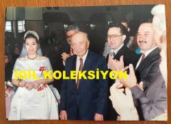 VEHBİ KOÇ'UN ORİJİNAL FOTOĞRAFI - 18 x 13 cm EBADINDA - ADANA'NIN EN KÖKLÜ 2 AİLESİ, YILDIRIM ve KOCATEPELİ'LERİN DÜĞÜN GÜNÜ, GELİN: İNGİLİZCE HOCASI BURÇİN KOCATEPE(YILDIRIM), DAMAT: DOKTOR MEHMET YILDIRIM. OTEL SEYHAN, GÜNEY BALO SALONU. BU ÖZEL GÜNDE SAYIN VEHBİ KOÇ'UN GELİN ve DAMAT İLE HATIRA POZU VERİRKEN ÇEKİLMİŞ NET KALİTEDE BİR FOTOĞRAFI, ÖZEL ARŞİV