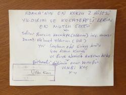 VEHBİ KOÇ'UN ORİJİNAL FOTOĞRAFI - 18 x 13 cm EBADINDA - ADANA'NIN EN KÖKLÜ 2 AİLESİ, YILDIRIM ve KOCATEPELİ'LERİN DÜĞÜN GÜNÜ, GELİN: İNGİLİZCE HOCASI BURÇİN KOCATEPE(YILDIRIM), DAMAT: DOKTOR MEHMET YILDIRIM. OTEL SEYHAN, GÜNEY BALO SALONU. BU ÖZEL GÜNDE SAYIN VEHBİ KOÇ'UN GELİN ve DAMAT İLE HATIRA POZU VERİRKEN ÇEKİLMİŞ NET KALİTEDE BİR FOTOĞRAFI, ÖZEL ARŞİV