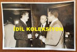 VEHBİ KOÇ'UN ORİJİNAL FOTOĞRAFI - 18 x 12 cm EBADINDA - VEHBİ KOÇ BİR DAVETİYEDE KONUKLARLA BİRLİKTE SOHBET EDERKEN ÇEKİLMİŞ BİR KARE