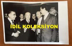 VEHBİ KOÇ'UN ORİJİNAL FOTOĞRAFI - 18 x 12 cm EBADINDA - VEHBİ KOÇ BİR DAVETİYEDE KONUKLARLA BİRLİKTE NEŞE İÇİNDE SOHBET EDERKEN ÇEKİLMİŞ BİR KARE