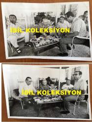 VEHBİ KOÇ'UN ORİJİNAL 2'Lİ FOTOĞRAF SETİ - 18 x 12 cm EBADINDA - VEHBİ KOÇ BİR DAVETİYEDE KONUKLARIYLA BİRLİKTE PASTA YERKEN ÇEKİLMİŞ 2 FARKLI KARE