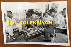 VEHBİ KOÇ'UN ORİJİNAL 2'Lİ FOTOĞRAF SETİ - 18 x 12 cm EBADINDA - VEHBİ KOÇ BİR DAVETİYEDE KONUKLARIYLA BİRLİKTE PASTA YERKEN ÇEKİLMİŞ 2 FARKLI KARE