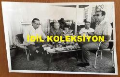 VEHBİ KOÇ'UN ORİJİNAL 2'Lİ FOTOĞRAF SETİ - 18 x 12 cm EBADINDA - VEHBİ KOÇ BİR DAVETİYEDE KONUKLARIYLA BİRLİKTE PASTA YERKEN ÇEKİLMİŞ 2 FARKLI KARE