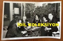 VEHBİ KOÇ'UN ORİJİNAL FOTOĞRAFI - 18 x 12 cm EBADINDA - VEHBİ KOÇ BİR DAVETİYEDE KONUKLARLA BİRLİKTE YEMEK YERKEN ÇEKİLMİŞ BİR KARE