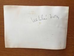 VEHBİ KOÇ'UN ORİJİNAL FOTOĞRAFI - 18 x 12 cm EBADINDA - VEHBİ KOÇ BİR DAVETİYEDE KONUKLARLA BİRLİKTE YEMEK YERKEN ÇEKİLMİŞ BİR KARE