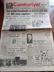 Cumhuriyet Gazetesi - 15 Ekim 1949 - Hindistan ve Amerika Cumhuriyet Başmakale - ara seçim İstanbul'da ve 11 ilde yarın yapılıyor  - Amerikalı gözüyle bizde zirai kalkınma - Marshall Planı halk müşavere heyeti üyesi Johnston köylümüzü çok uyanık buldu - Amerikalı askeri yardım heyeti başkanı Mc Bride Pozantı civarında yediği konserveden zehirlendi - Churchill'in Attlee'ye hücumları - Nihat Erim siyasi vaziyetten memnun - Zeytinburnu'nda çatışmadan dolayı gecekonduların yıkılması işi durduruldu fotoğraf - futbol maçlarında müşterek bahse müsaade edilmedi - Fenerbahçe vefa maçı - İnönü stadında Galatasaray Emniyet hakem Sulhi Garan - Galatasaray'ın tertip ettiği boks maçları - Rauf Orbay'ın namzetliği yazan Burhan Felek - Turgut Reis yazan Halikarnas balıkçısı yazı dizisi - ses opereti anafor - Hamiyet Yüceses Sadi Işılay İzzettin Ökte her akşam Taksim kristal'de - Nuriye Koç Muazzez Yanıkses Neriman İyiol Hafız Selim her akşam bebek Yalı gazinosunda - İstanbul Ankara Radyosu programı