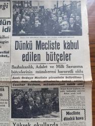 Cumhuriyet Gazetesi - 20 Aralık 1946 - demokrasiye veda mı yazan Nadir Nadi Başmakale - demokratlar dünkü meclise gelmediler - Demokrat Parti meclis grubu dün 8 saat toplantı halindeydi - dünkü mecliste kabul edilen bütçeler - Demokrat Parti milletvekilleri ile bağımsızlar Millet meclisi'nin evvelki günkü toplantısında fotoğraf - Millet meclisinde başbakan Recep Peker Başbakan yardımcısı Mümtaz Ökmen ile görüşüyor fotoğraf - sosyalist partisinin Adana şubesi de kapatıldı - Zekeriya ve Sabiha Sertel nezarete alındı ve ardından serbest bırakıldı - yüksek okullarda askerlik dersleri - Cemal Nadir Karikatür - Hamdullah Suphi Tanrıöver Nutuk söylerken fotoğraf - Şeytanidis Ve Visvardis tokatlıyan salonlarında - at yarışları koşuların tahminleri - Yavuz Sultan Selim Ağlıyor yazan Feridun Fazıl Tülbentçi yazı dizisi - sade bir zabıta vakası mıdır yazan Burhan Felek - Nil havzası milletleri Federasyonu - İngiltere boks şampiyonu Bruce Woodcock Joe Louis'le dövüşmek istiyor - Kemalist 2. Sayı