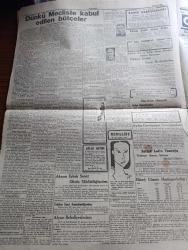 Cumhuriyet Gazetesi - 20 Aralık 1946 - demokrasiye veda mı yazan Nadir Nadi Başmakale - demokratlar dünkü meclise gelmediler - Demokrat Parti meclis grubu dün 8 saat toplantı halindeydi - dünkü mecliste kabul edilen bütçeler - Demokrat Parti milletvekilleri ile bağımsızlar Millet meclisi'nin evvelki günkü toplantısında fotoğraf - Millet meclisinde başbakan Recep Peker Başbakan yardımcısı Mümtaz Ökmen ile görüşüyor fotoğraf - sosyalist partisinin Adana şubesi de kapatıldı - Zekeriya ve Sabiha Sertel nezarete alındı ve ardından serbest bırakıldı - yüksek okullarda askerlik dersleri - Cemal Nadir Karikatür - Hamdullah Suphi Tanrıöver Nutuk söylerken fotoğraf - Şeytanidis Ve Visvardis tokatlıyan salonlarında - at yarışları koşuların tahminleri - Yavuz Sultan Selim Ağlıyor yazan Feridun Fazıl Tülbentçi yazı dizisi - sade bir zabıta vakası mıdır yazan Burhan Felek - Nil havzası milletleri Federasyonu - İngiltere boks şampiyonu Bruce Woodcock Joe Louis'le dövüşmek istiyor - Kemalist 2. Sayı