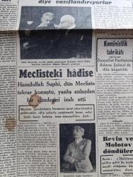 Cumhuriyet Gazetesi - 20 Aralık 1946 - demokrasiye veda mı yazan Nadir Nadi Başmakale - demokratlar dünkü meclise gelmediler - Demokrat Parti meclis grubu dün 8 saat toplantı halindeydi - dünkü mecliste kabul edilen bütçeler - Demokrat Parti milletvekilleri ile bağımsızlar Millet meclisi'nin evvelki günkü toplantısında fotoğraf - Millet meclisinde başbakan Recep Peker Başbakan yardımcısı Mümtaz Ökmen ile görüşüyor fotoğraf - sosyalist partisinin Adana şubesi de kapatıldı - Zekeriya ve Sabiha Sertel nezarete alındı ve ardından serbest bırakıldı - yüksek okullarda askerlik dersleri - Cemal Nadir Karikatür - Hamdullah Suphi Tanrıöver Nutuk söylerken fotoğraf - Şeytanidis Ve Visvardis tokatlıyan salonlarında - at yarışları koşuların tahminleri - Yavuz Sultan Selim Ağlıyor yazan Feridun Fazıl Tülbentçi yazı dizisi - sade bir zabıta vakası mıdır yazan Burhan Felek - Nil havzası milletleri Federasyonu - İngiltere boks şampiyonu Bruce Woodcock Joe Louis'le dövüşmek istiyor - Kemalist 2. Sayı