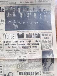 Cumhuriyet Gazetesi - 12 Temmuz 1949 - ömrü kısa sürecek bir bakanlık Cumhuriyet Başmakale - İngiltere'de fevkalade ahval ilan edildi - komünistlerin önayak olduğu Londra limanındaki grevi önlemek için çok şiddetli tedbir alınıyor fotoğraf - Yunus Nadi mükafatı jüri heyeti dünkü toplantı esnasında fotoğraf - Halide Edip Adıvar - Yahya Kemal Beyatlı - 1948-1949 Yunus Nadi mükafatında ikinciliği kazanan Nesibe İnkaya fotoğraf - ekmek sıkıntısını önleyici tedbir - çorum faciası hakkında ulaştırma bakanı Kemal Satır'ın demeci fotoğraf - Yunus Nadi mükafatı büyük jürinin seçtiği üç güzel yazı - Almanlar ucuz fındık istiyorlar - milli talebe federasyonunun kongresi - Çorum faciası yazan Burhan Felek - Türk Çekoslavak ticaret antlaşması imzalandı - eski padişah vahdettin'in karısı yurda dönüyor - Beşiktaş antrenörü Meazza'nın dönmeyeceği söyleniyor - milli yüzme takımımız Suriye'ye gidiyor - kuduz köpeklerle mücadele - üstat Münir Nurettin Selçuk  Tepebaşı bahçesinde - bugünkü radyo programı