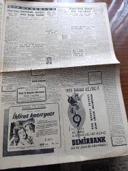 Cumhuriyet Gazetesi - 3 nisan 1955 - İleri geri yazan Nadir Nadi Başmakale - Lübnan Cumhurreisi Ankara'da dün Suriye sefiri ile görüştü - verilen kabul resminde kıymetli misafirlerimiz ve Cumhurreisi Celal Bayar fotoğraf - kıbrıs'taki tedhişçileri Yunanistan kışkırtıyor - Türkiye başdelegesi Selim Sarper'in Rusya'ya cevabı fotoğraf - Suna kan konser vermek üzere geliyor fotoğraf - turistler Türkiye'ye neden gelmezler - Türkiye Fransa B milli maçı bugün oynanıyor fotoğraf  - Galatasaray'ı  yenen Fenerbahçe basketbol şampiyonu - Hacı Kurye Yazanlar Nihal Karamağaralı ve Va Nü yazı dizisi - Türk ocağı yazan Hasan Ali Yücel - Yemen Kralı Ahmet dün isyan eden subaylar tarafından devrildi - Artist Olivia De Havilland evlendi - Ping Pong Hakem Kursu - Ömer Besim'in hazırladığı kitap - kanserin sebebini meydana çıkaran çok mühim keşif - Aslan Yürekli Richard Lale sinemasında - Gina Lollobrigida'nın oynadığı sarışın şeytan 12 Nisan'da şan sinemasında -avukat Saadet kaçar 1 yıl hapse mahkum oldu