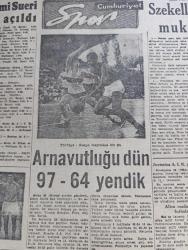 Cumhuriyet Gazetesi - 29 Haziran 1957 - Demokrat Parti seçim öncesi faaliyete girişti - büyük jüri 1956 1957 Yunus Nadi mükafatını alacak şairleri seçti fotoğraf - 1956 1957 Yunus Nadi mükafatını kazanan şair Asaf Çiylitepe fotoğraf - Ankara caddesi 20 metre genişliğinde olacak - Türkiye güzeli Suna Azak Avrupa'da Türkiye'yi temsil edecek - Fatin Rüştü Zorlu Elçi oluyor - Türk tabipler Birliği reçeteler ikinci defa kullanılmamalıdır dedi - İsmet İnönü yeşilköy'de uçakta inerken fotoğraf - cumhurbaşkanı Celal Bayar Haydarpaşa garında Başbakan Adnan Menderes ve Vali Fahrettin Kerim Gökay tarafından karşılanıyor fotoğraf - Yanlış Zifaf yazan Kemal Bilbaşar Yazı Dizisi - Fenerbahçe kiraya veriliyor  - 100. Yılına Erişen marif vekaletinin kuruluş seneleri yazan Haluk Yusuf Şehsuvaroğlu - bir perde kapandı yazan Nihal Karamağaralı Yazı Dizisi - Ankara İstanbul Radyosu Programı - tıp fakültesine devam eden ebelere Dün Haseki Hastanesi'nde rozet takıldı fotoğraf - Galatasaray Moskovaya gidiyor