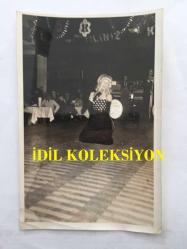 KANTO EFSANESİ NURHAN DAMCIOĞLU'NUN ORİJİNAL 6'LI FOTOĞRAF SETİ - 18 x 12 cm EBADINDA - NURHAN DAMCIOĞLU SİYAH ELBİSESİYLE SAHNEDEYKEN ÇEKİLMİŞ 6 FARKLI KARE