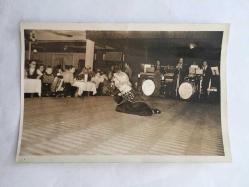 KANTO EFSANESİ NURHAN DAMCIOĞLU'NUN ORİJİNAL 6'LI FOTOĞRAF SETİ - 18 x 12 cm EBADINDA - NURHAN DAMCIOĞLU SİYAH ELBİSESİYLE SAHNEDEYKEN ÇEKİLMİŞ 6 FARKLI KARE