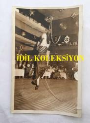 KANTO EFSANESİ NURHAN DAMCIOĞLU'NUN ORİJİNAL 6'LI FOTOĞRAF SETİ - 18 x 12 cm EBADINDA - NURHAN DAMCIOĞLU SİYAH ELBİSESİYLE SAHNEDEYKEN ÇEKİLMİŞ 6 FARKLI KARE