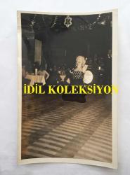 KANTO EFSANESİ NURHAN DAMCIOĞLU'NUN ORİJİNAL 6'LI FOTOĞRAF SETİ - 18 x 12 cm EBADINDA - NURHAN DAMCIOĞLU SİYAH ELBİSESİYLE SAHNEDEYKEN ÇEKİLMİŞ 6 FARKLI KARE