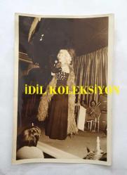 KANTO EFSANESİ NURHAN DAMCIOĞLU'NUN ORİJİNAL 6'LI FOTOĞRAF SETİ - 18 x 12 cm EBADINDA - NURHAN DAMCIOĞLU SİYAH ELBİSESİYLE SAHNEDEYKEN ÇEKİLMİŞ 6 FARKLI KARE