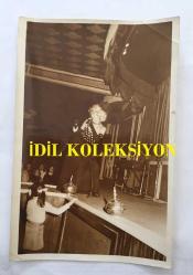 KANTO EFSANESİ NURHAN DAMCIOĞLU'NUN ORİJİNAL 6'LI FOTOĞRAF SETİ - 18 x 12 cm EBADINDA - NURHAN DAMCIOĞLU SİYAH ELBİSESİYLE SAHNEDEYKEN ÇEKİLMİŞ 6 FARKLI KARE