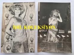 KANTO EFSANESİ NURHAN DAMCIOĞLU'NUN ORİJİNAL 2'Lİ FOTOĞRAF SETİ - 18 x 12 cm EBADINDA - NURHAN DAMCIOĞLU GRİ YALDIZLI ELBİSESİYLE SAHNEDEYKEN ve POZ VERİRKEN ÇEKİLMİŞ 2 FARKLI KARE
