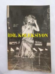 KANTO EFSANESİ NURHAN DAMCIOĞLU'NUN ORİJİNAL 2'Lİ FOTOĞRAF SETİ - 18 x 12 cm EBADINDA - NURHAN DAMCIOĞLU GRİ YALDIZLI ELBİSESİYLE SAHNEDEYKEN ve POZ VERİRKEN ÇEKİLMİŞ 2 FARKLI KARE