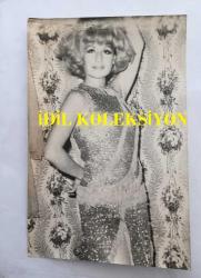 KANTO EFSANESİ NURHAN DAMCIOĞLU'NUN ORİJİNAL 2'Lİ FOTOĞRAF SETİ - 18 x 12 cm EBADINDA - NURHAN DAMCIOĞLU GRİ YALDIZLI ELBİSESİYLE SAHNEDEYKEN ve POZ VERİRKEN ÇEKİLMİŞ 2 FARKLI KARE