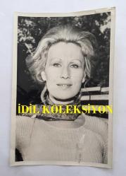KANTO EFSANESİ NURHAN DAMCIOĞLU'NUN ORİJİNAL 2'Lİ FOTOĞRAF SETİ - 18 x 12 cm EBADINDA - NURHAN DAMCIOĞLU'NUN PARMAĞINDAKİ YÜZÜKLERİ GÖSTEREN ve POZ VERİRKEN ÇEKİLMİŞ 2 FARKLI KARE