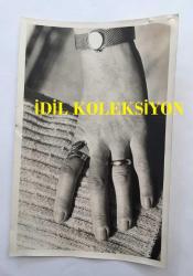 KANTO EFSANESİ NURHAN DAMCIOĞLU'NUN ORİJİNAL 2'Lİ FOTOĞRAF SETİ - 18 x 12 cm EBADINDA - NURHAN DAMCIOĞLU'NUN PARMAĞINDAKİ YÜZÜKLERİ GÖSTEREN ve POZ VERİRKEN ÇEKİLMİŞ 2 FARKLI KARE
