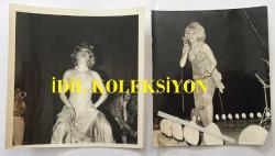 KANTO EFSANESİ NURHAN DAMCIOĞLU'NUN ORİJİNAL 2'Lİ FOTOĞRAF SETİ - 12 x 12 cm ve 12 x 10 cm EBADINDA - NURHAN DAMCIOĞLU SAHNEDEYKEN ÇEKİLMİŞ 2 FARKLI KARE