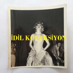 KANTO EFSANESİ NURHAN DAMCIOĞLU'NUN ORİJİNAL 2'Lİ FOTOĞRAF SETİ - 12 x 12 cm ve 12 x 10 cm EBADINDA - NURHAN DAMCIOĞLU SAHNEDEYKEN ÇEKİLMİŞ 2 FARKLI KARE