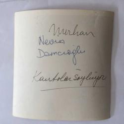 KANTO EFSANESİ NURHAN DAMCIOĞLU'NUN ORİJİNAL 2'Lİ FOTOĞRAF SETİ - 12 x 12 cm ve 12 x 10 cm EBADINDA - NURHAN DAMCIOĞLU SAHNEDEYKEN ÇEKİLMİŞ 2 FARKLI KARE