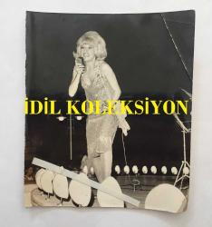 KANTO EFSANESİ NURHAN DAMCIOĞLU'NUN ORİJİNAL 2'Lİ FOTOĞRAF SETİ - 12 x 12 cm ve 12 x 10 cm EBADINDA - NURHAN DAMCIOĞLU SAHNEDEYKEN ÇEKİLMİŞ 2 FARKLI KARE